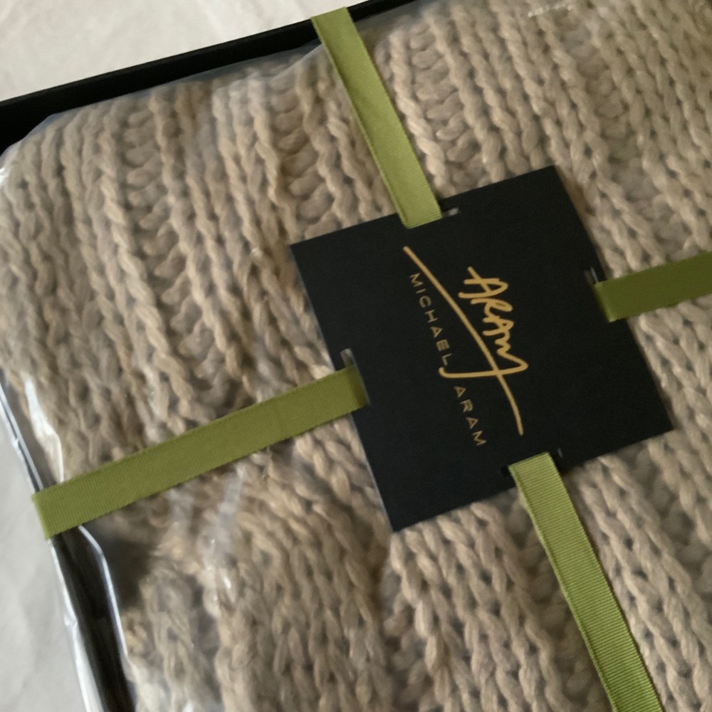MICHAEL ARAM Metallic Rib Knit Throw - Picture 4 of 12